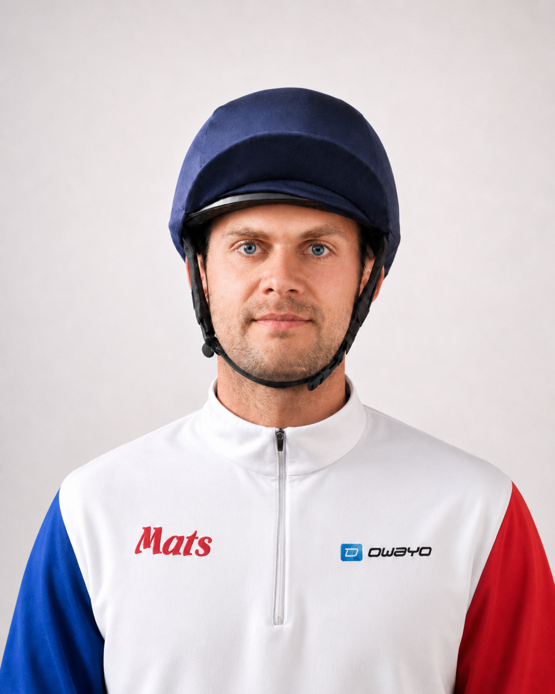 Beispielbild für ein Reiterprofilfoto: Trikot, Helm, gerade vor einfarbigem Hintergrund.